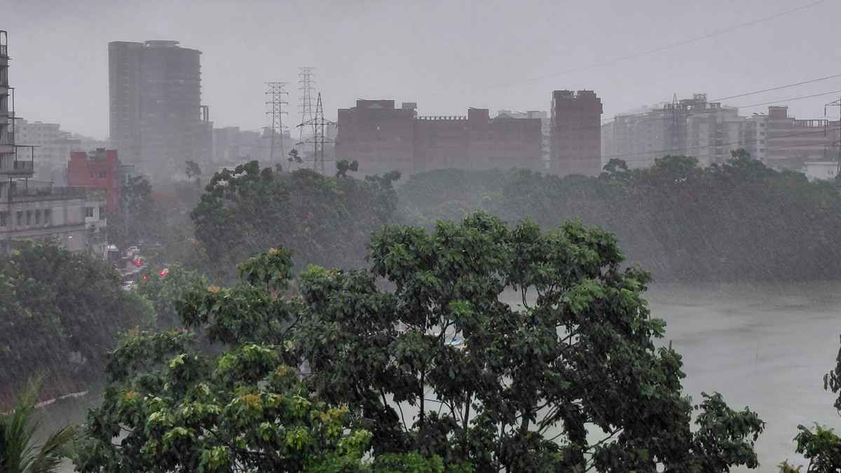 ক্ষণিকের রোদ ছাপিয়ে ঢাকায় ফের বৃষ্টির হানা